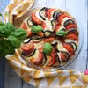 TARTA Z BAKŁAŻANEM, POMIDOREM, MOZZARELLĄ I SALAMI