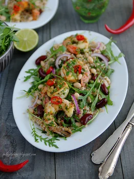 Sałatka z  krewetkami w chimichurri, kaszą orkiszową, rukolą i fasolą