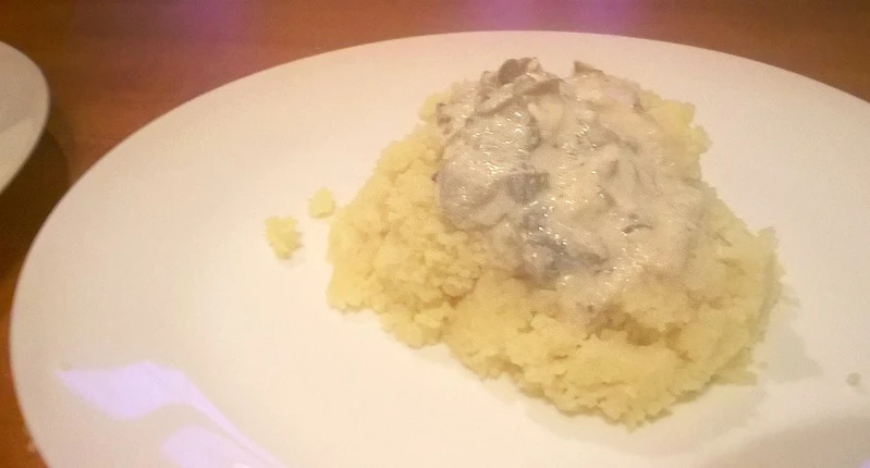Kasza kuskus z sosem pieczarkowym