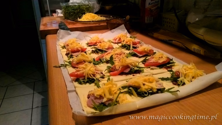 Mini pizzerki z ciasta francuskiego z rukolą
