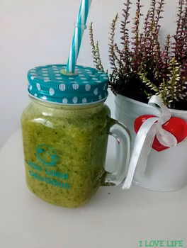 Koktajl z jarmużu, kiwi i banana