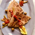 Omlet ze szpinakiem i serem w tortilli
