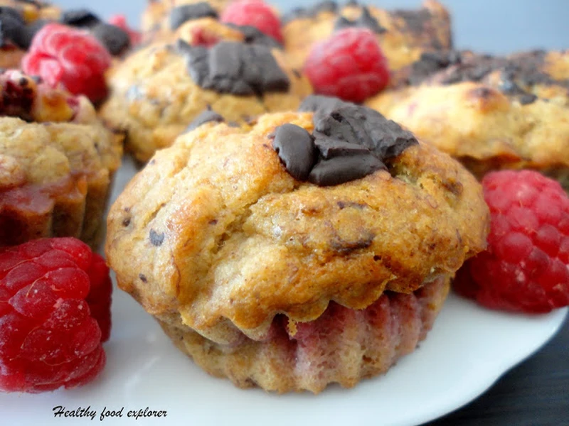 Dietetyczne muffinki z malinami i czekoladą