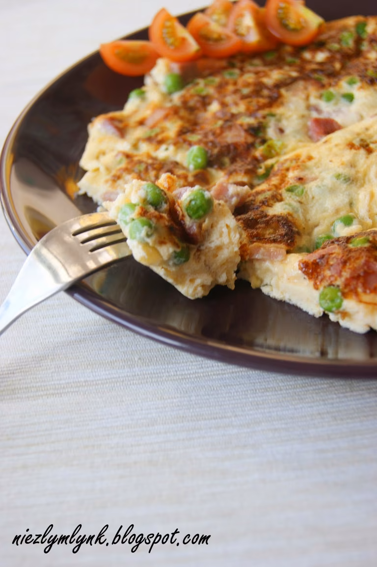 Omlet z szynką i groszkiem - pyszne i fit