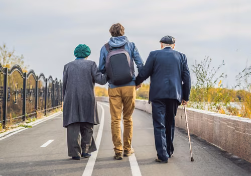 800 zł miesięcznie dla rodziców na dorosłe dzieci?! Jest projekt nowego świadczenia dla seniorów