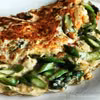 Omlet ze szparagami i pomidorami