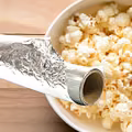 Popcorn z patelni. Genialny trik! Wystarczy folia aluminiowa