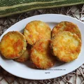 Cukinia panierowana w chipsach paprykowych.
