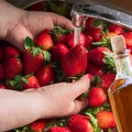 Dodaj jedną łyżkę, a truskawki nie spleśnieją! Ten trik przedłuży ich świeżość