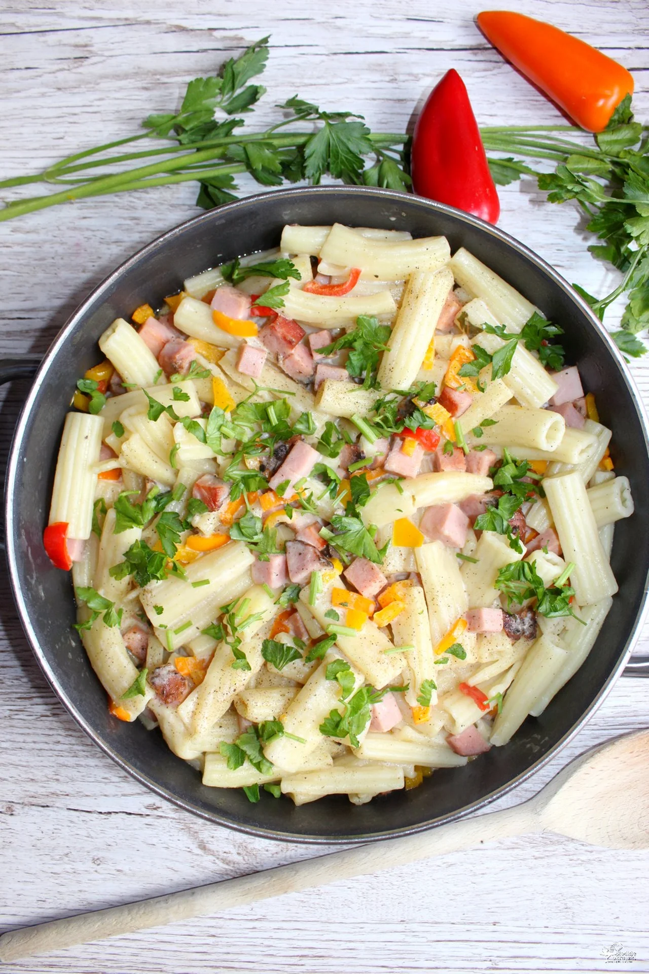 Makaron z kolorową papryką i szynką – pomysł na szybki obiad