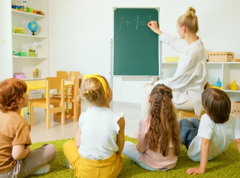 Podwójna wypłata tylko dla wybranych nauczycieli? Trzeba spełnić jeden warunek!