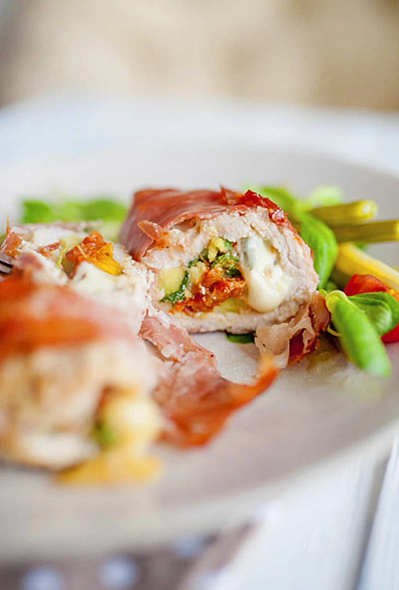 Roladki z indyka nadziewane mozzarellą i awokado