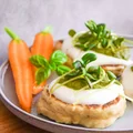 Żytnie placki ze zsiadłego mleka z pesto z natki marchewki