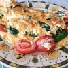 Omlet ze szpinakiem, żółtym serem i pomidorami- najlepszy na śniadanie