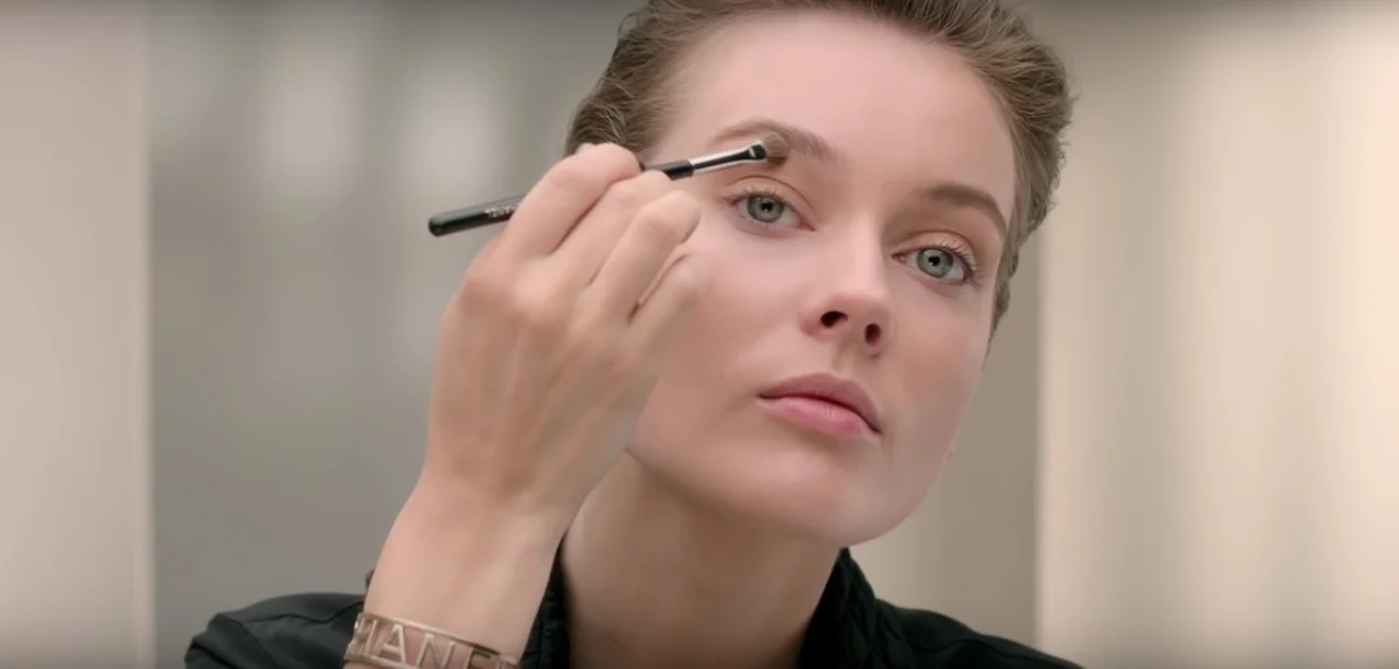 Makijaż Chanel: nude smoky eyes