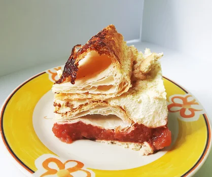 Ciasto z pianką śmietankową z mascarpone i frużeliną z rabarbaru