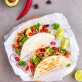 Wrapy z chrupiącą wieprzowiną tonkatsu i awokado