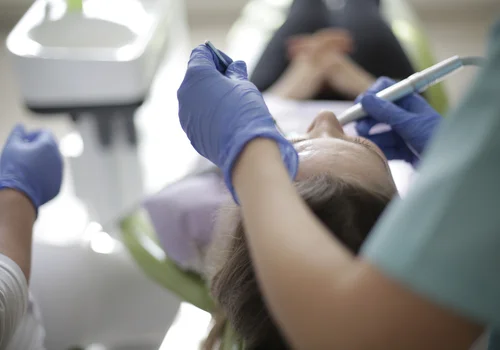 NFZ zapłaci za usługi dentystyczne! Jakie zabiegi będą za darmo?