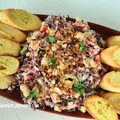 Sałatka kebab z czerwoną kapustą i grzankami