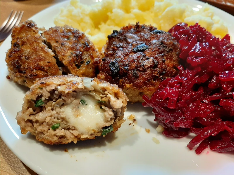 Kotlety mielone inaczej - z niespodzianką