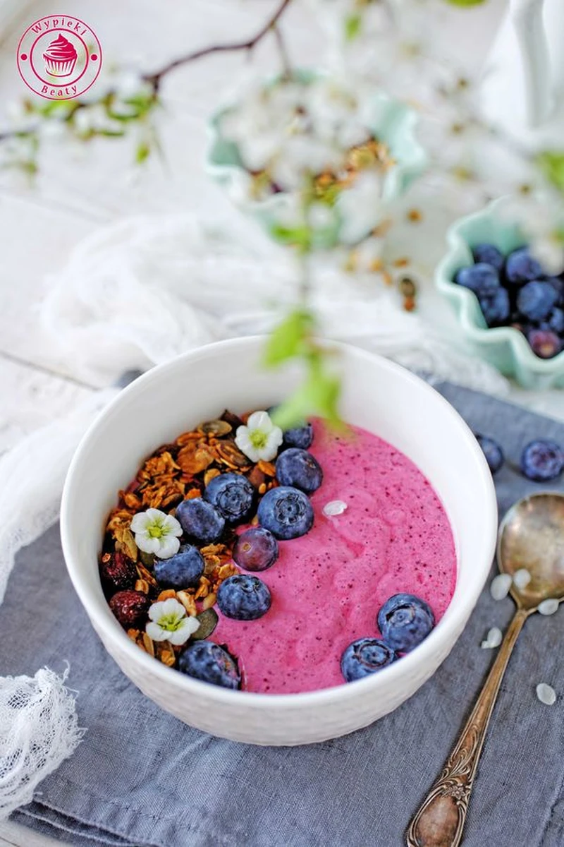 Buraczkowo-owocowe smoothie bowl