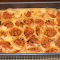 Zapiekany makaron nadziewany farszem pomidorowym z mięsem w sosie beszamelowym