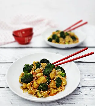 MAKARON CHOW MEIN Z KURCZAKIEM I BROKUŁAMI