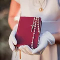 Koniec kopert z pieniędzmi na komunię? Nowa moda wśród rodziców chrzestnych!