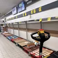 Wrocławianie szykują się na falę powodziową! Kluczowy towar znika z półek sklepowych!