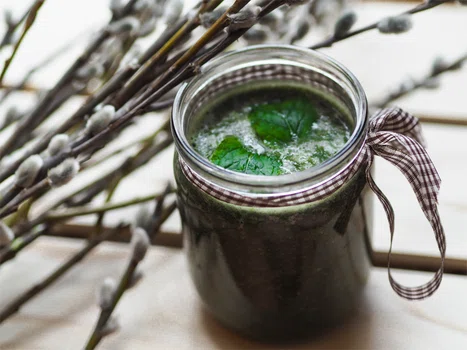 Wiosenny koktajl na zielonej herbacie