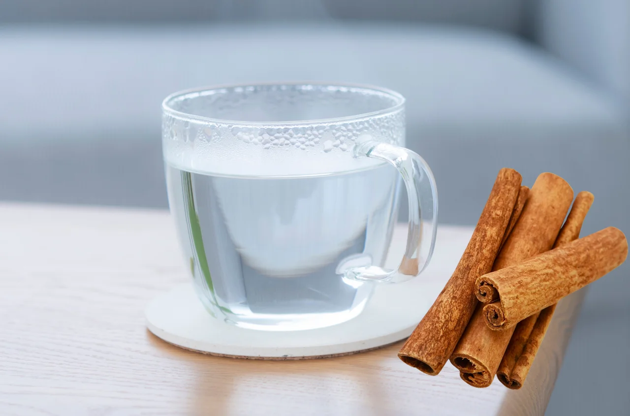 Włóż laskę cynamonu do gorącej wody! Nikt nie spodziewa się, jak działa ten prosty trik