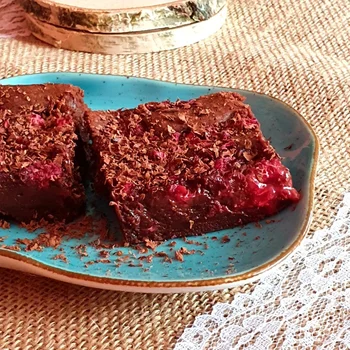 Brownie z malinami. Pyszne ciasto na weekend. | Iza Misztal