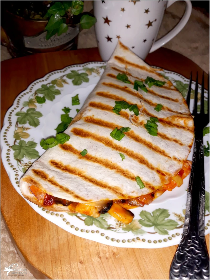 Grillowana tortilla z pikantnym farszem