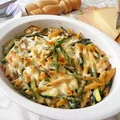 Makaronowa zapiekanka ze szparagami, cukinią i sosem serowym
