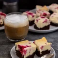 Sernikobrownie z malinami