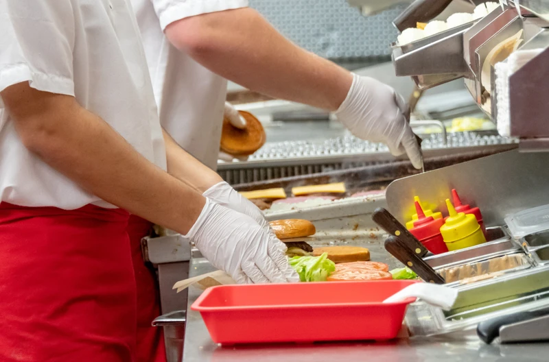 UE z wielką zmianą w restauracjach. Te produkty znikną już od sierpnia!