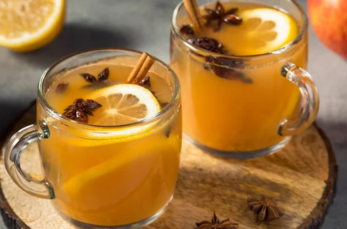 „Złoty spokój w kubku” – zimowy napój z cynamonem i goździkami, który uspokaja i rozluźnia