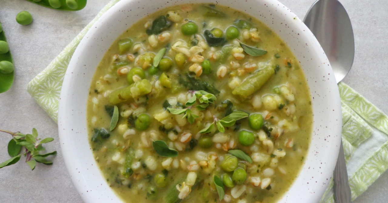 Wiosenna zupa z groszkiem, fasolką szparagową i ziarnami zbóż