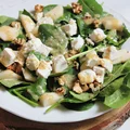 Sałatka ze szpinakiem i kozim serem