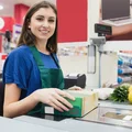 Ile zarabia się w popularnych sieciach handlowych?