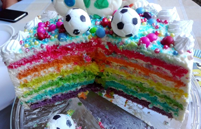 Tort tęczowy z bitą śmietaną