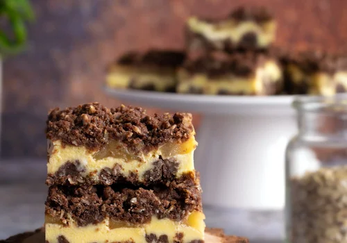 Sernik z jabłkami i kruszonką