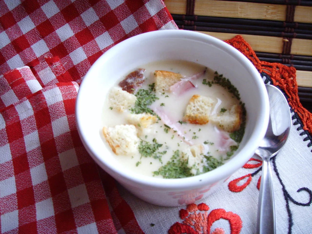 Zupa krem cebulowo-serowa z grzankami i bekonem.