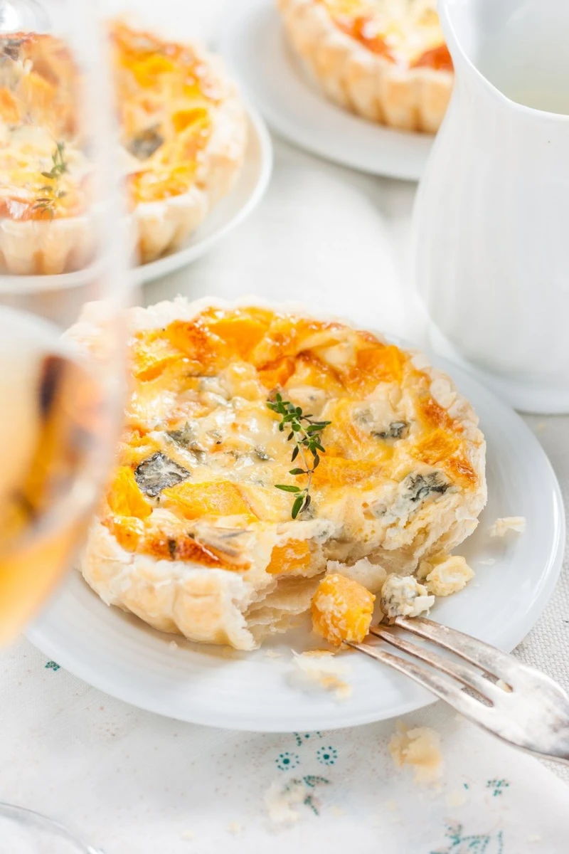 QUICHE DYNIOWY Z NIEBIESKIM SEREM