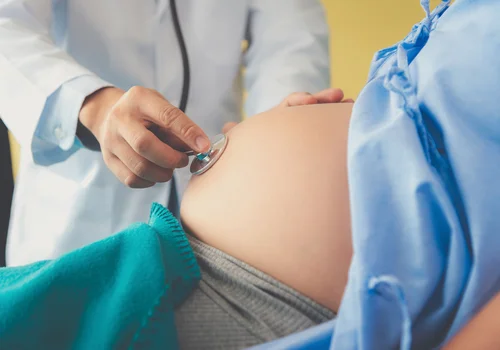 Mężczyźni też muszą deklarować, czy nie są w ciąży! Kontrowersyjne nowe wytyczne w szpitalach