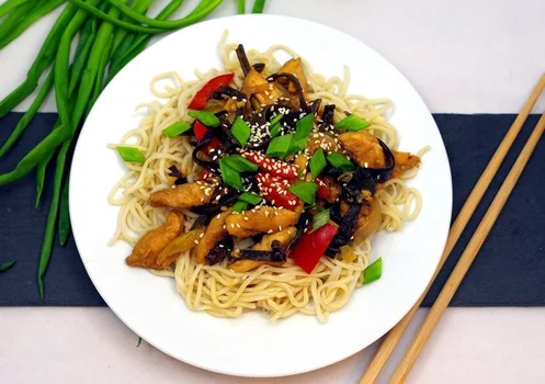 Makaron mie z kurczakiem i grzybami mun