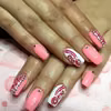 Różowy manicure z ozdobami