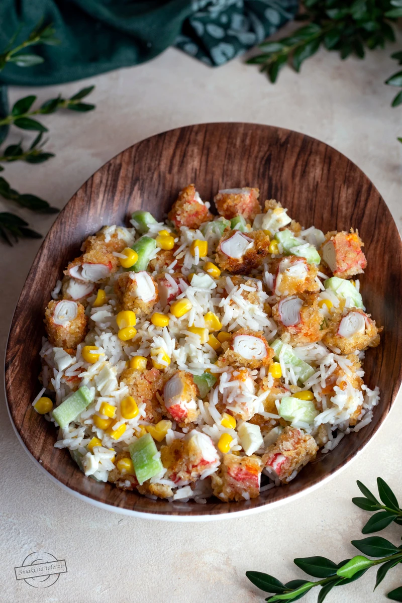 Sałatka ryżowa z surimi