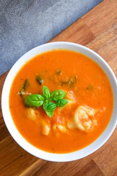 Zupa pomidorowa z tortellini i szpinakiem - Be Fit Be Strong