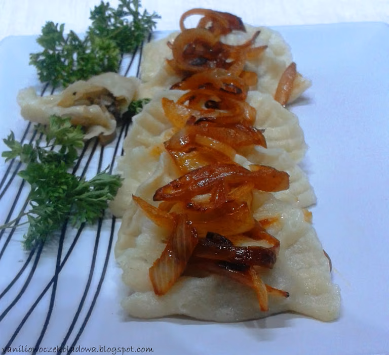 Wigilijne pierogi z kapustą i grzybami ( jarskie)